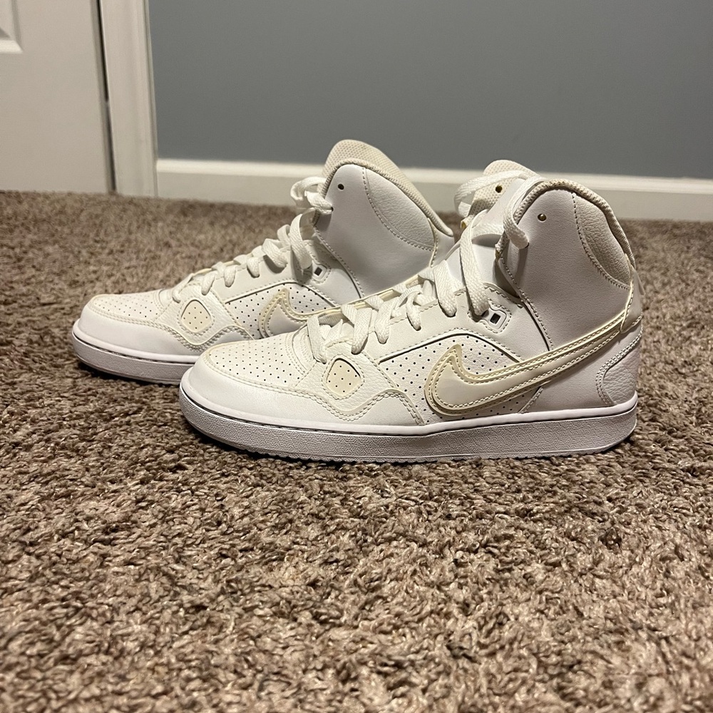 NWOB Nike white hightops youth size 7 = womens size 9
